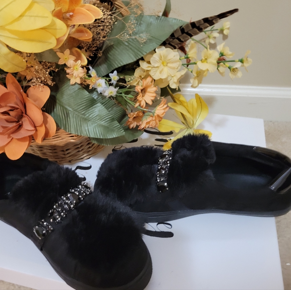 Black embellished flat slipper/shoes with faux fur and suede materials Sz 12.5